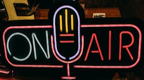 microfone com escrita on air